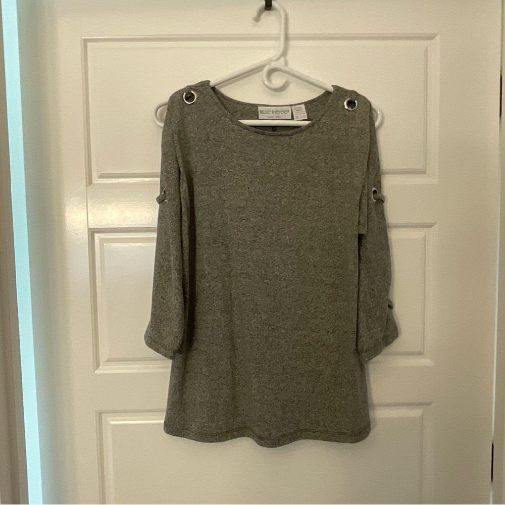 Blue Bayou open sleeve knit grey top.